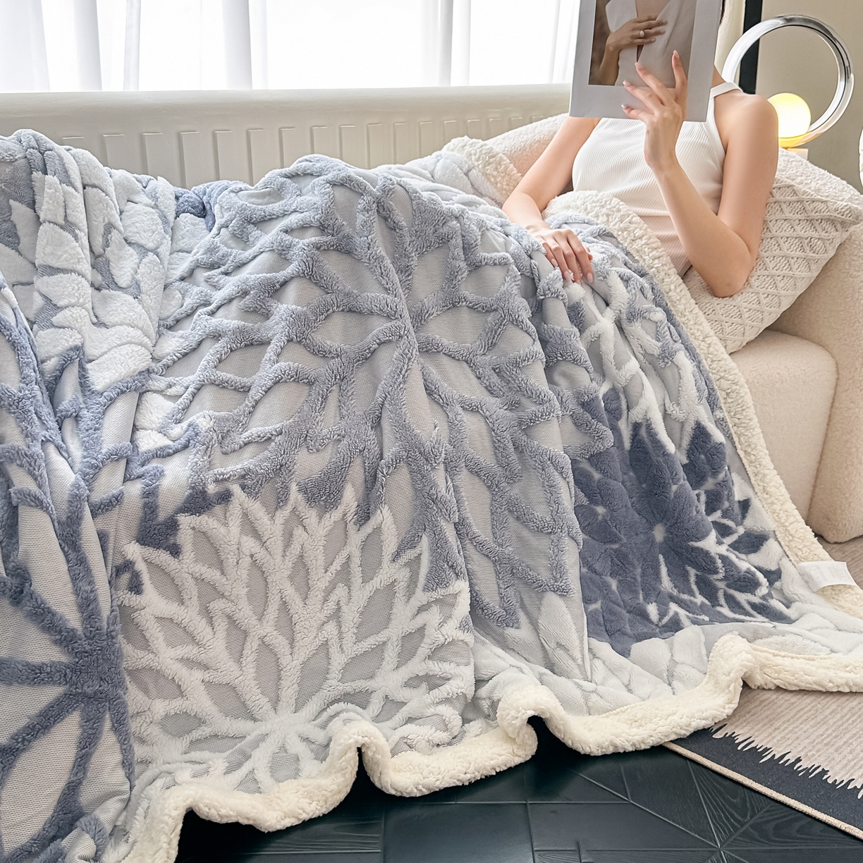 91家纺网 家纺一手货源 找家纺 丹本家纺 2025新款阳离子提花镂空色织多功能盖毯塔芙绒羊羔绒毛毯毯子 绽放-雾蓝