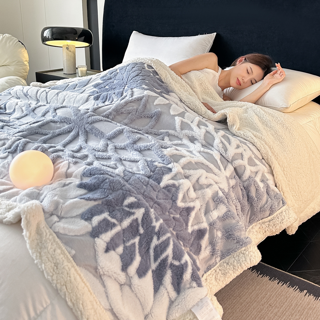 91家纺网 家纺一手货源 找家纺 丹本家纺 2025新款阳离子提花镂空色织多功能盖毯塔芙绒羊羔绒毛毯毯子 绽放-雾蓝