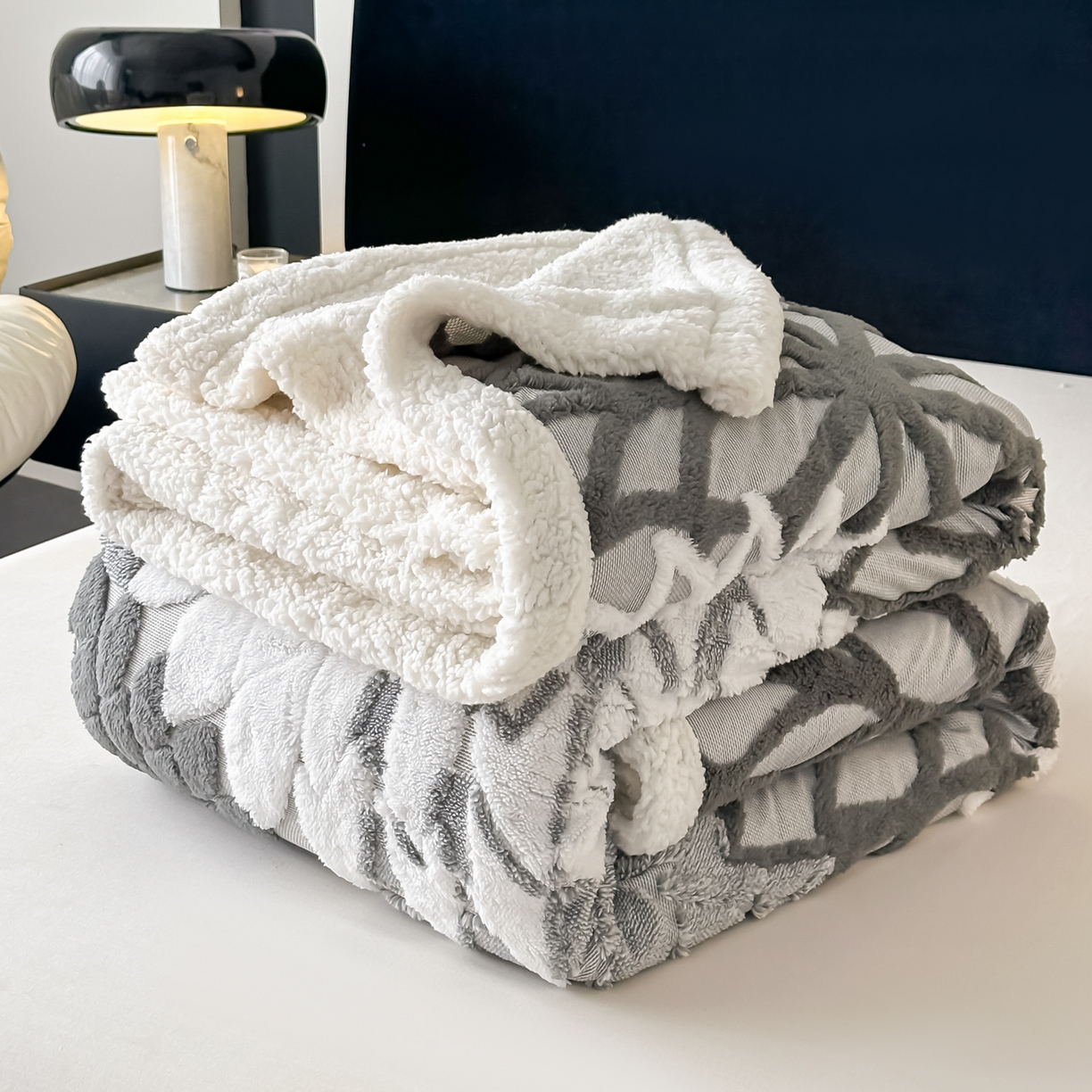 91家纺网 家纺一手货源 找家纺 丹本家纺 2025新款阳离子提花镂空色织多功能盖毯塔芙绒羊羔绒毛毯毯子 绽放-深灰