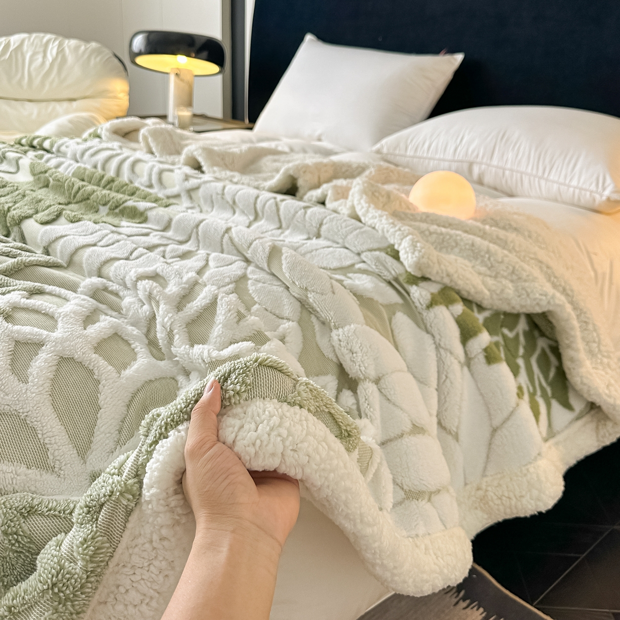 91家纺网 家纺一手货源 找家纺 丹本家纺 2025新款阳离子提花镂空色织多功能盖毯塔芙绒羊羔绒毛毯毯子 绽放-浅绿