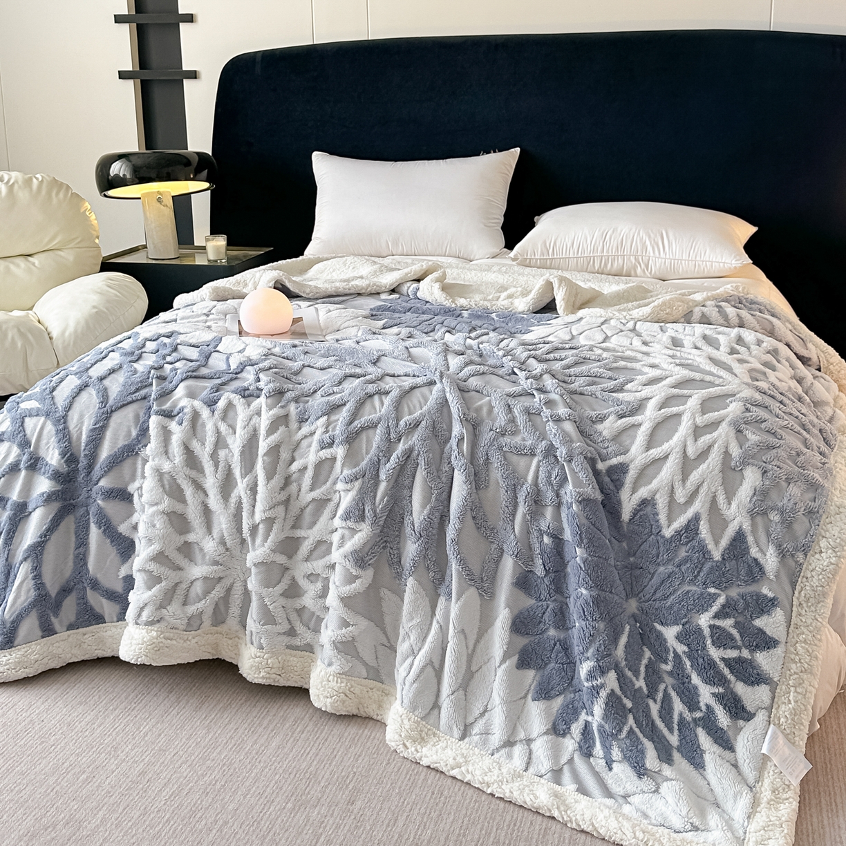 91家纺网 家纺一手货源 找家纺 丹本家纺 2025新款阳离子提花镂空色织多功能盖毯塔芙绒羊羔绒毛毯毯子 绽放-雾蓝