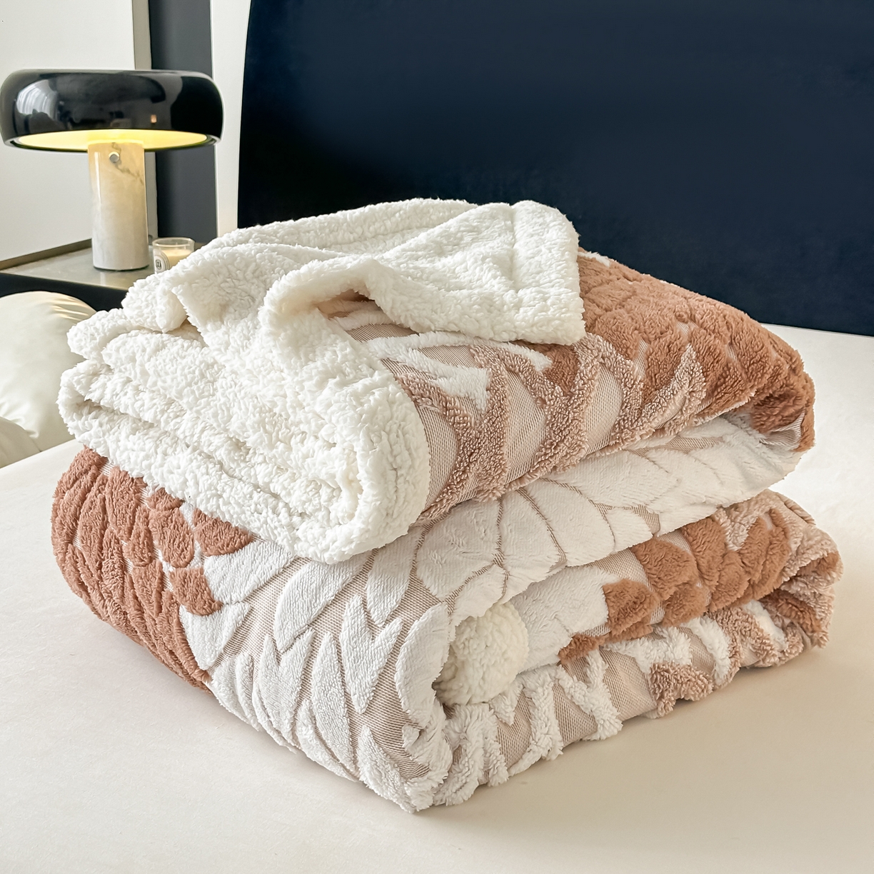 91家纺网 家纺一手货源 找家纺 丹本家纺 2025新款阳离子提花镂空色织多功能盖毯塔芙绒羊羔绒毛毯毯子 绽放-卡其