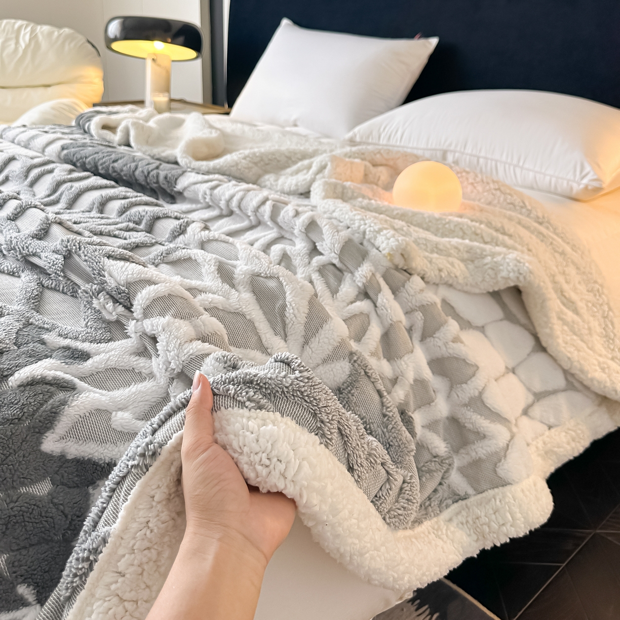 91家纺网 家纺一手货源 找家纺 丹本家纺 2025新款阳离子提花镂空色织多功能盖毯塔芙绒羊羔绒毛毯毯子 绽放-深灰