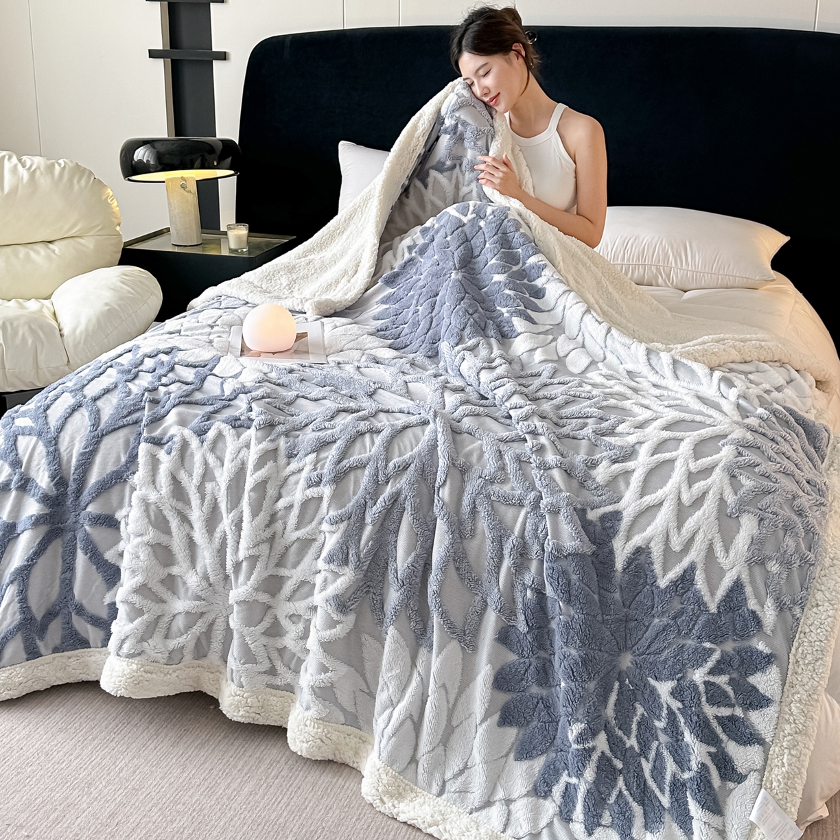 91家纺网 家纺一手货源 找家纺 丹本家纺 2025新款阳离子提花镂空色织多功能盖毯塔芙绒羊羔绒毛毯毯子 绽放-雾蓝