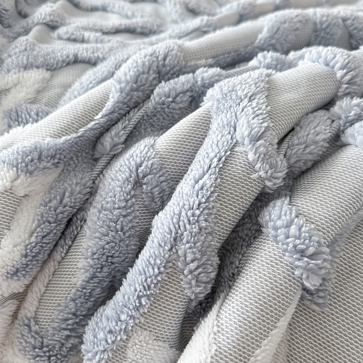 91家纺网 家纺一手货源 找家纺 丹本家纺 2025新款阳离子提花镂空色织多功能盖毯塔芙绒羊羔绒毛毯毯子 绽放-雾蓝
