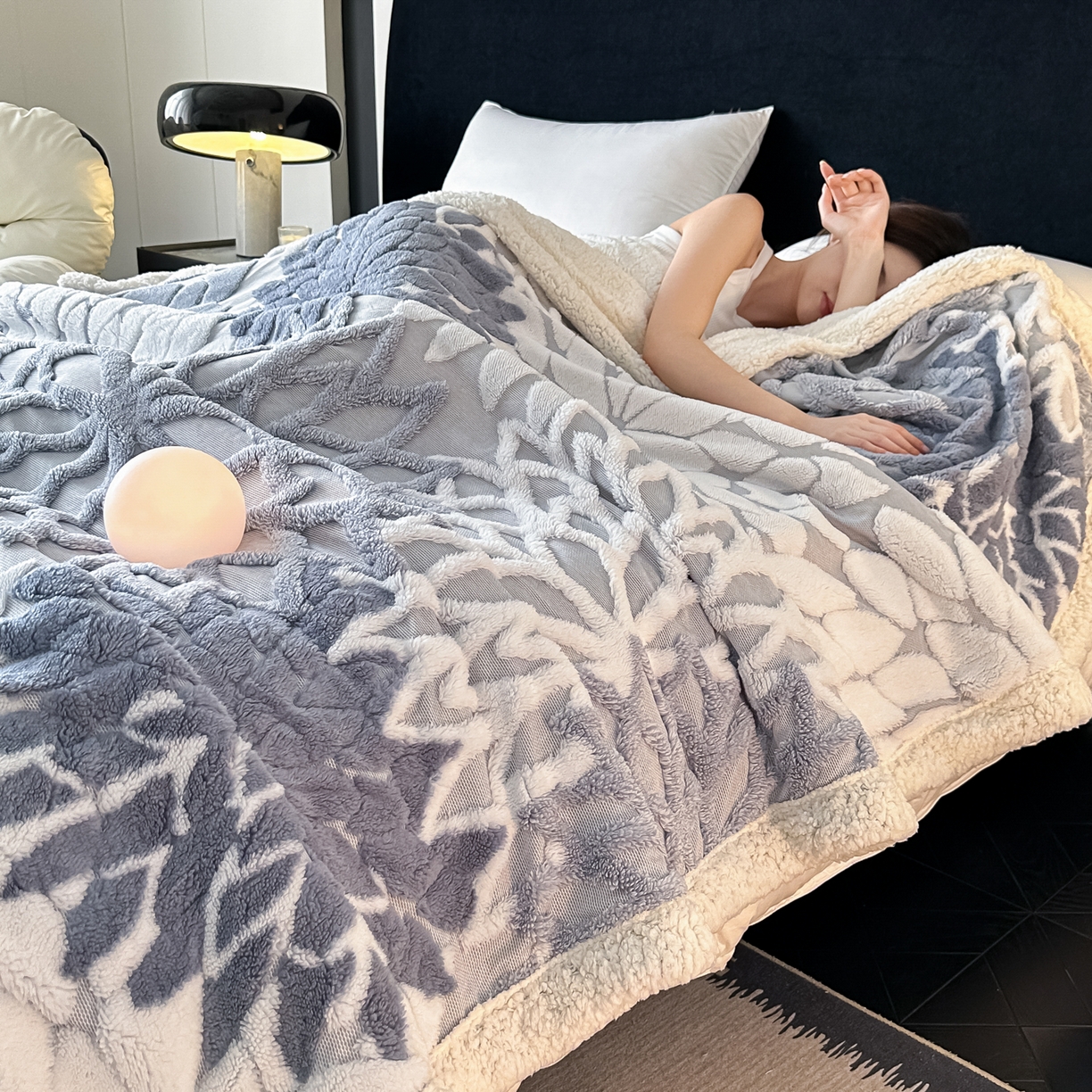 91家纺网 家纺一手货源 找家纺 丹本家纺 2025新款阳离子提花镂空色织多功能盖毯塔芙绒羊羔绒毛毯毯子 绽放-雾蓝