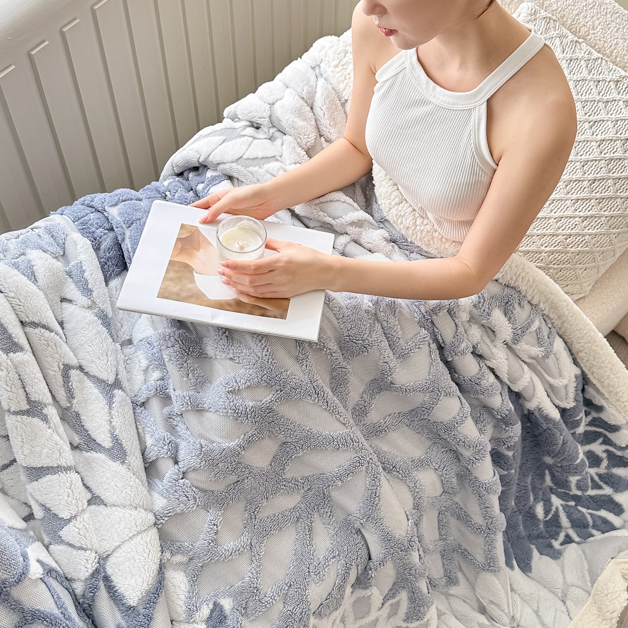 91家纺网 家纺一手货源 找家纺 丹本家纺 2025新款阳离子提花镂空色织多功能盖毯塔芙绒羊羔绒毛毯毯子 绽放-雾蓝