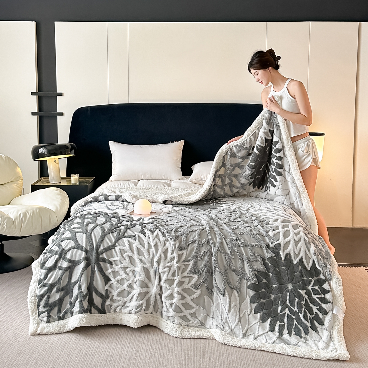 91家纺网 家纺一手货源 找家纺 丹本家纺 2025新款阳离子提花镂空色织多功能盖毯塔芙绒羊羔绒毛毯毯子 绽放-深灰