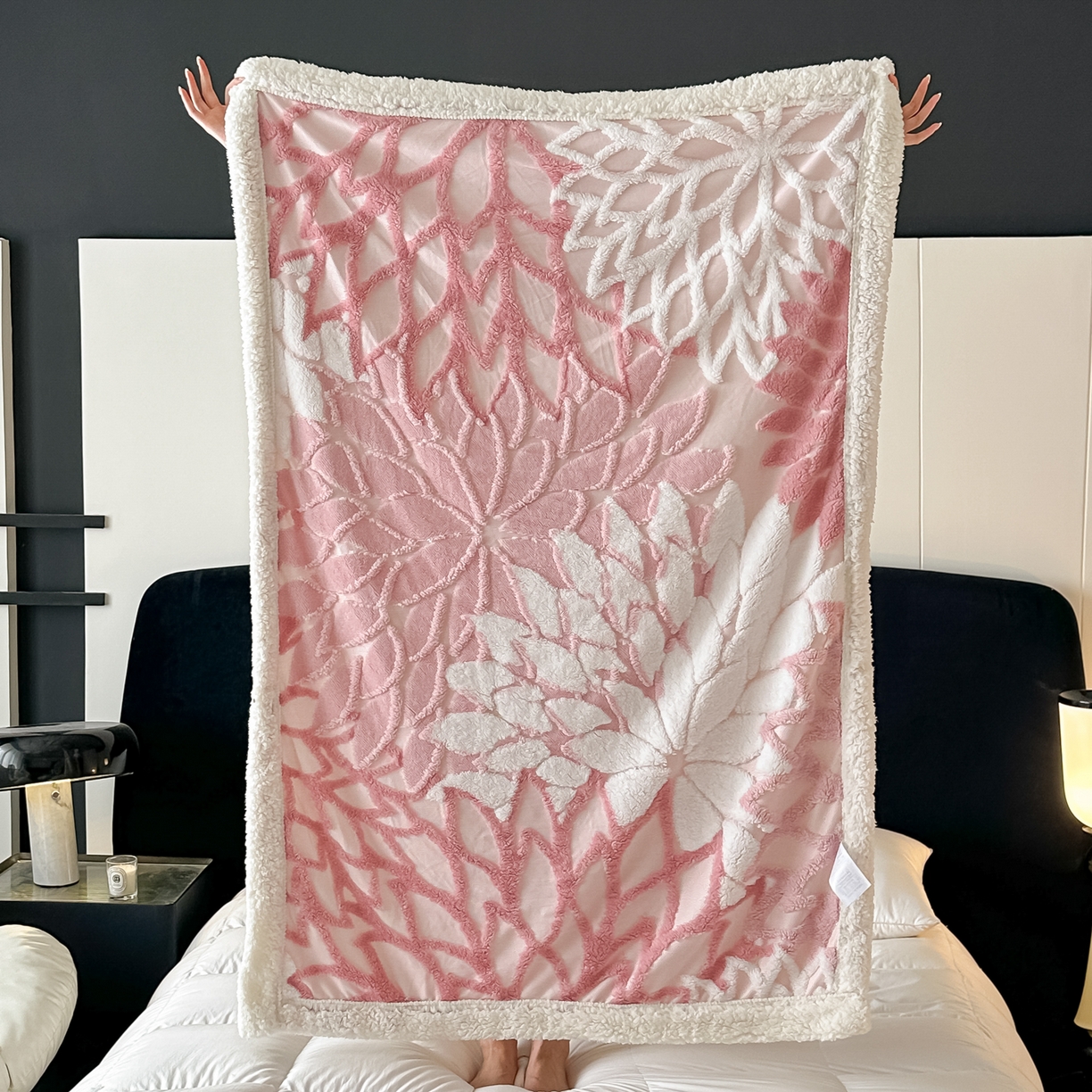 91家纺网 家纺一手货源 找家纺 丹本家纺 2025新款阳离子提花镂空色织多功能盖毯塔芙绒羊羔绒毛毯毯子 绽放-豆沙