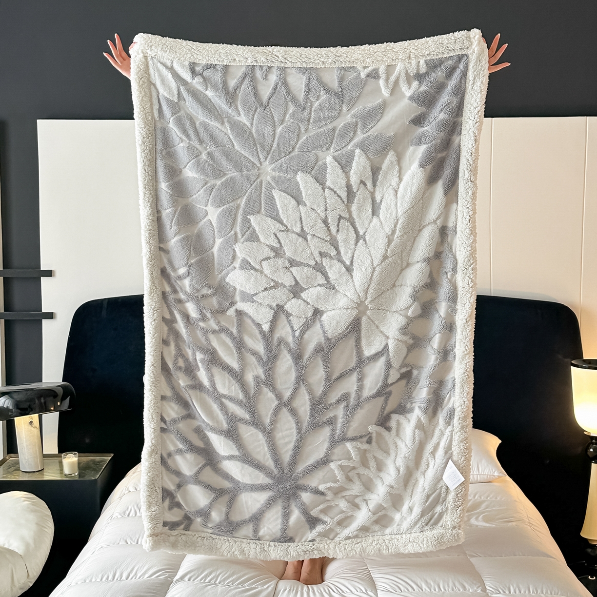 91家纺网 家纺一手货源 找家纺 丹本家纺 2025新款阳离子提花镂空色织多功能盖毯塔芙绒羊羔绒毛毯毯子 绽放-浅灰