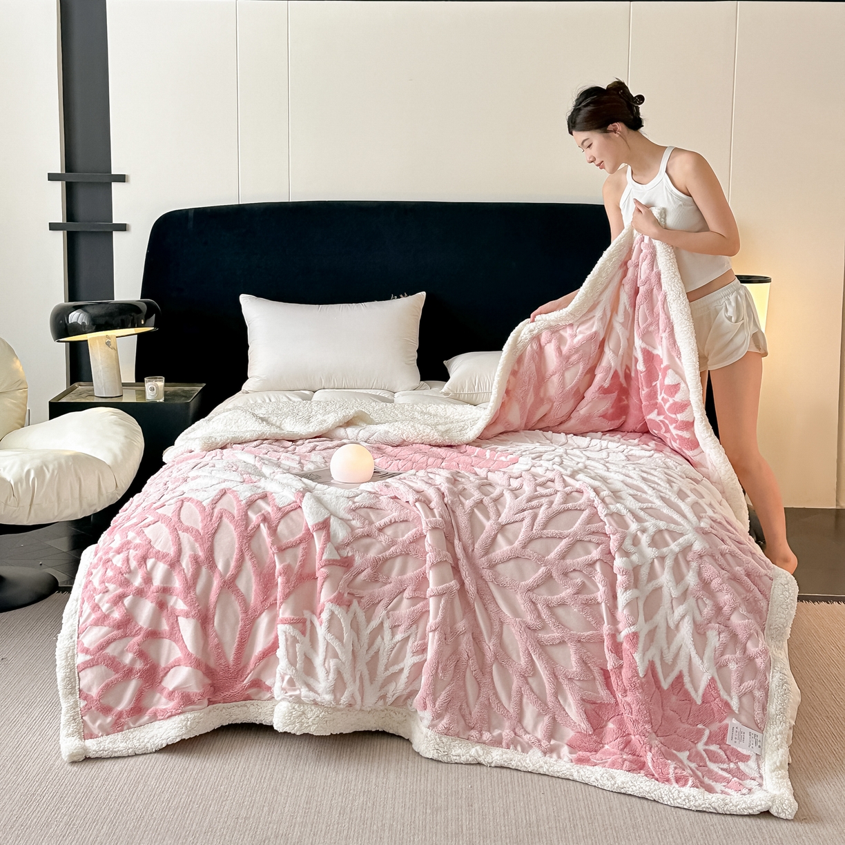 91家纺网 家纺一手货源 找家纺 丹本家纺 2025新款阳离子提花镂空色织多功能盖毯塔芙绒羊羔绒毛毯毯子 绽放-豆沙