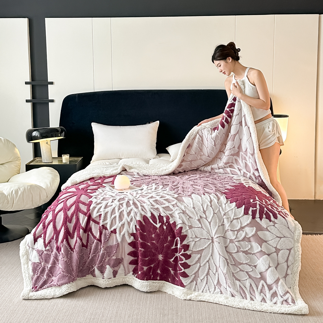 91家纺网 家纺一手货源 找家纺 丹本家纺 2025新款阳离子提花镂空色织多功能盖毯塔芙绒羊羔绒毛毯毯子 绽放-紫红