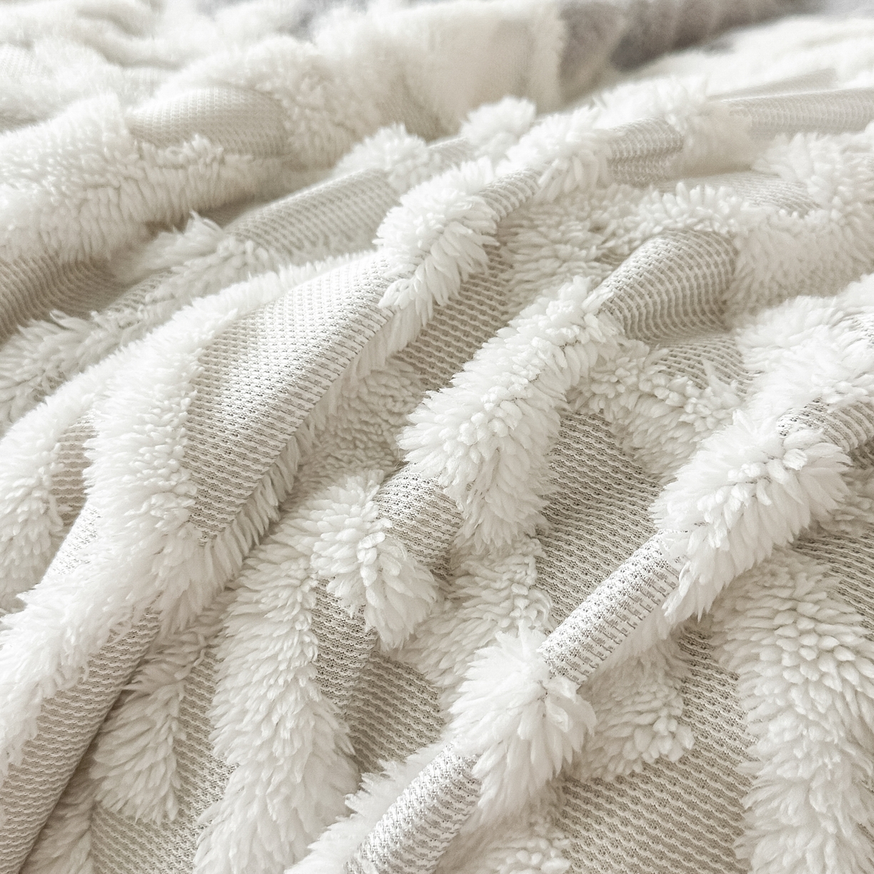 91家纺网 家纺一手货源 找家纺 丹本家纺 2025新款阳离子提花镂空色织多功能盖毯塔芙绒羊羔绒毛毯毯子 绽放-浅灰