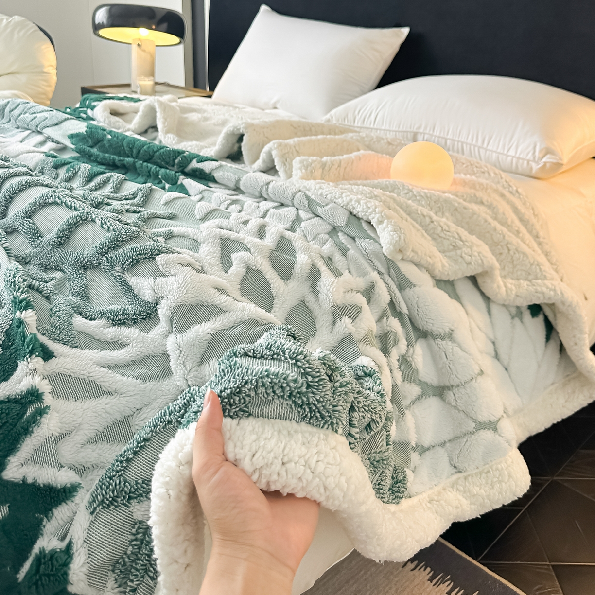 91家纺网 家纺一手货源 找家纺 丹本家纺 2025新款阳离子提花镂空色织多功能盖毯塔芙绒羊羔绒毛毯毯子 绽放-墨绿