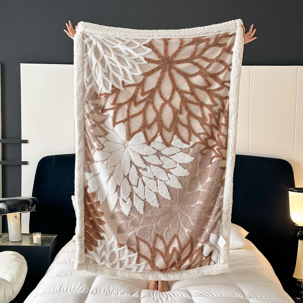 91家纺网 家纺一手货源 找家纺 丹本家纺 2025新款阳离子提花镂空色织多功能盖毯塔芙绒羊羔绒毛毯毯子 绽放-卡其