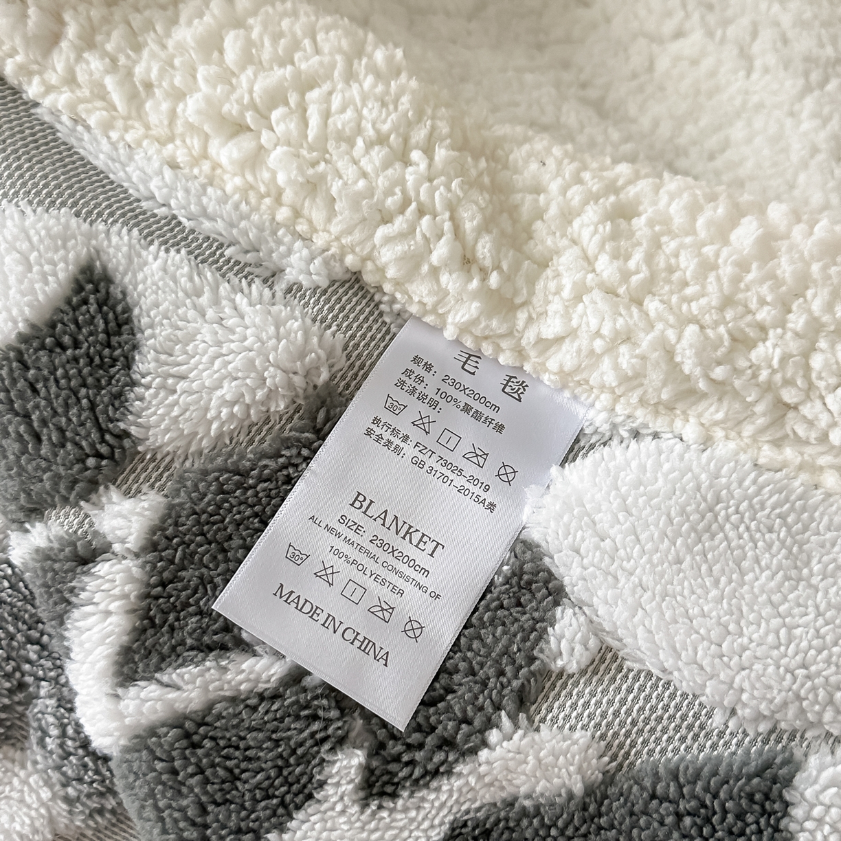 91家纺网 家纺一手货源 找家纺 丹本家纺 2025新款阳离子提花镂空色织多功能盖毯塔芙绒羊羔绒毛毯毯子 绽放-深灰
