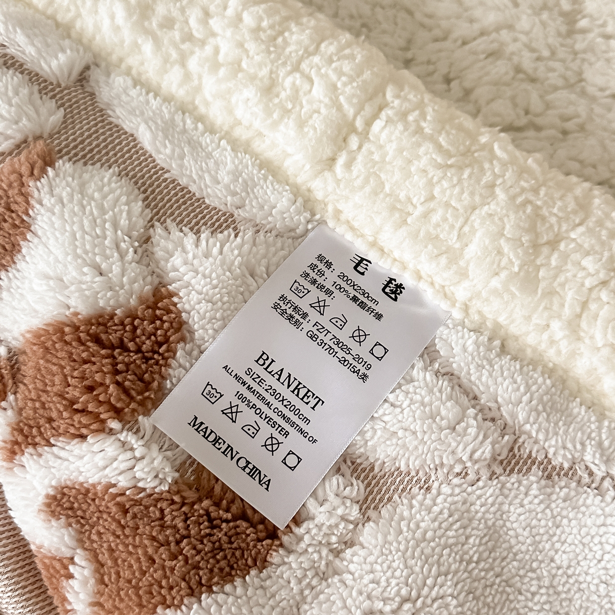 91家纺网 家纺一手货源 找家纺 丹本家纺 2025新款阳离子提花镂空色织多功能盖毯塔芙绒羊羔绒毛毯毯子 绽放-卡其