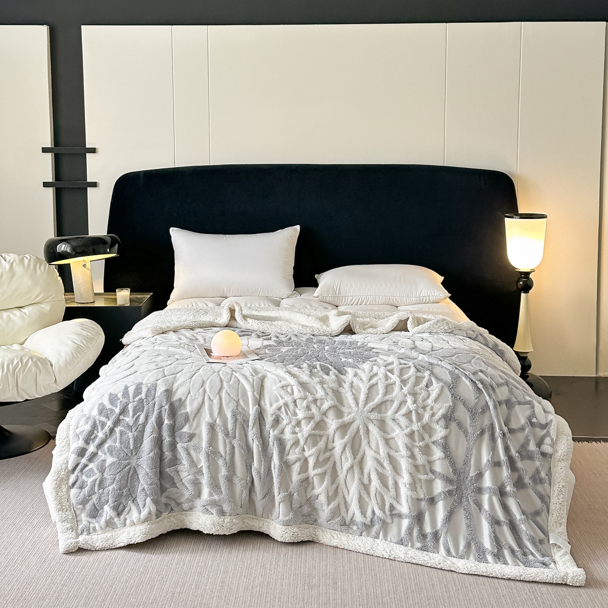 91家纺网 家纺一手货源 找家纺 丹本家纺 2025新款阳离子提花镂空色织多功能盖毯塔芙绒羊羔绒毛毯毯子 绽放-浅灰