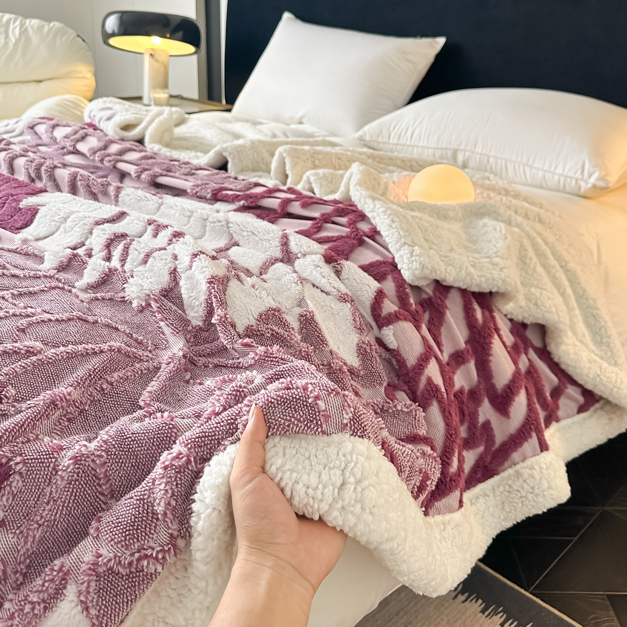 91家纺网 家纺一手货源 找家纺 丹本家纺 2025新款阳离子提花镂空色织多功能盖毯塔芙绒羊羔绒毛毯毯子 绽放-紫红