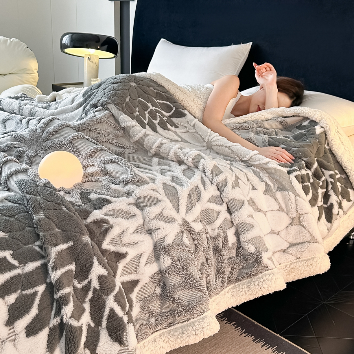 91家纺网 家纺一手货源 找家纺 丹本家纺 2025新款阳离子提花镂空色织多功能盖毯塔芙绒羊羔绒毛毯毯子 绽放-深灰