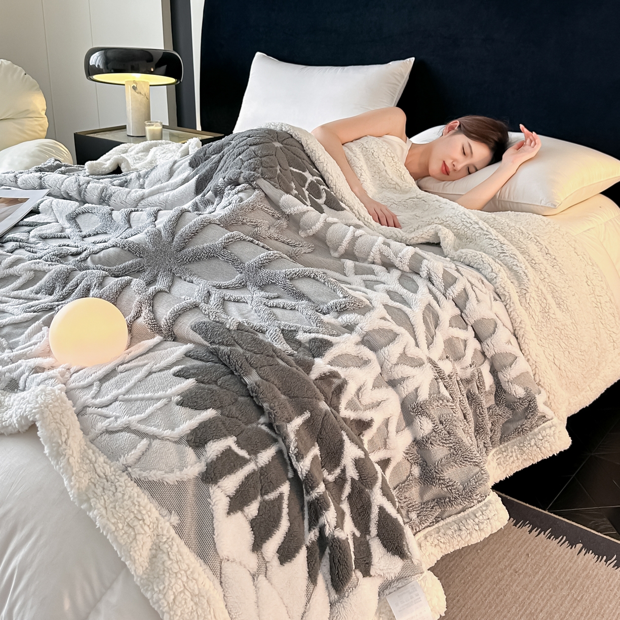 91家纺网 家纺一手货源 找家纺 丹本家纺 2025新款阳离子提花镂空色织多功能盖毯塔芙绒羊羔绒毛毯毯子 绽放-深灰