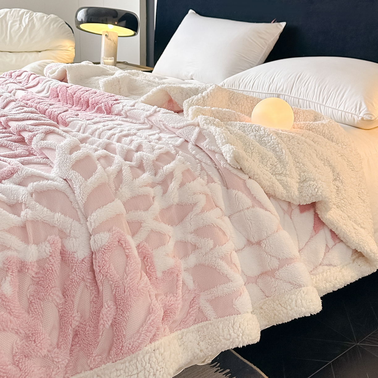 91家纺网 家纺一手货源 找家纺 丹本家纺 2025新款阳离子提花镂空色织多功能盖毯塔芙绒羊羔绒毛毯毯子 绽放-豆沙