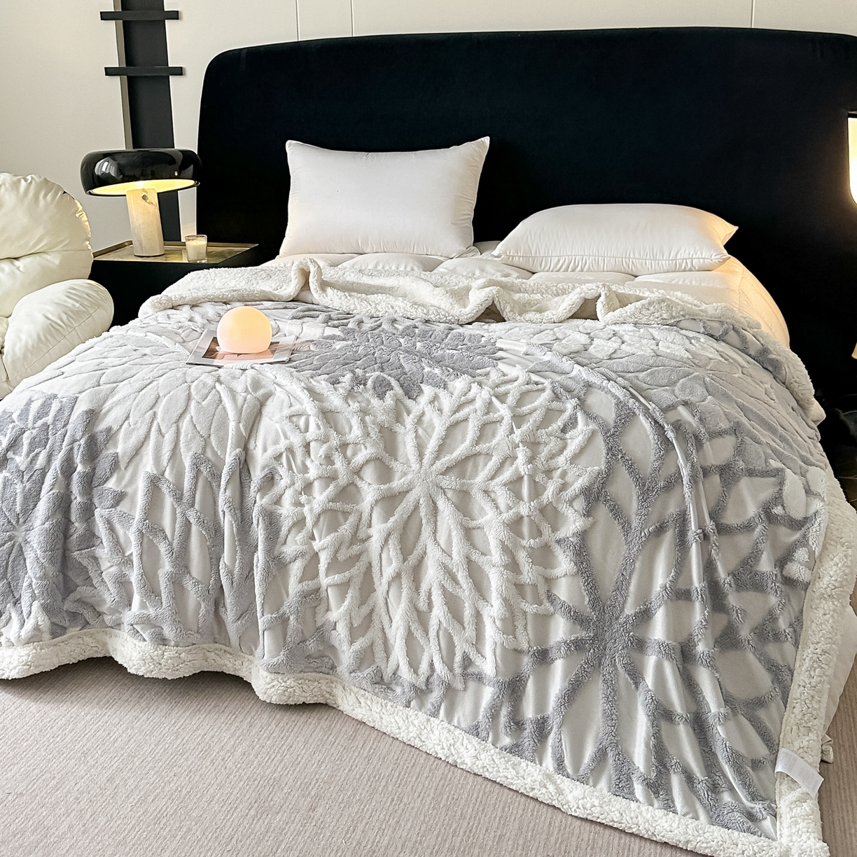 91家纺网 家纺一手货源 找家纺 丹本家纺 2025新款阳离子提花镂空色织多功能盖毯塔芙绒羊羔绒毛毯毯子 绽放-浅灰