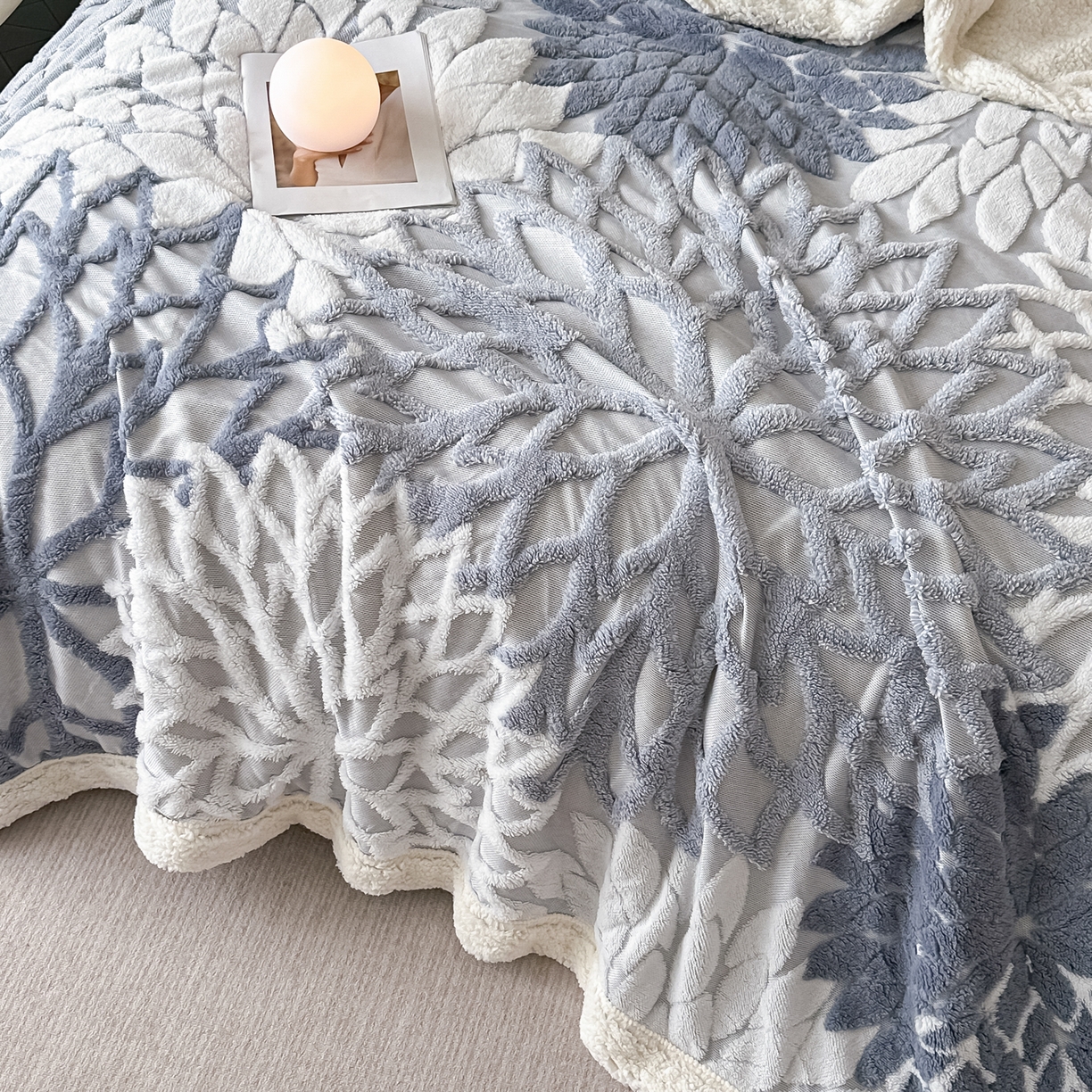 91家纺网 家纺一手货源 找家纺 丹本家纺 2025新款阳离子提花镂空色织多功能盖毯塔芙绒羊羔绒毛毯毯子 绽放-雾蓝