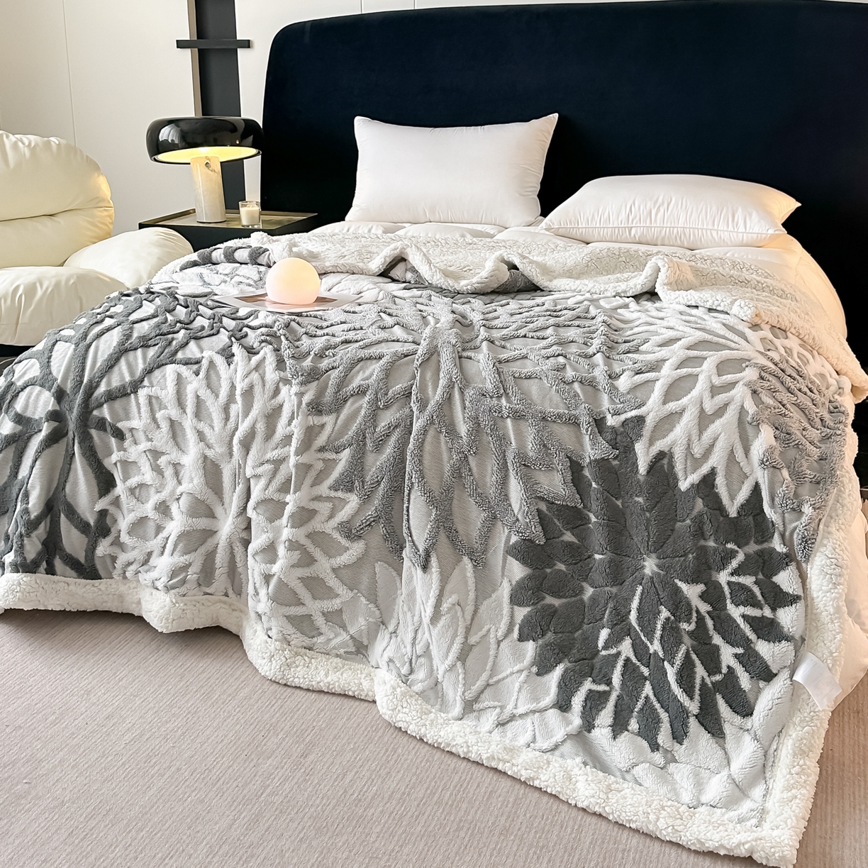 91家纺网 家纺一手货源 找家纺 丹本家纺 2025新款阳离子提花镂空色织多功能盖毯塔芙绒羊羔绒毛毯毯子 绽放-深灰