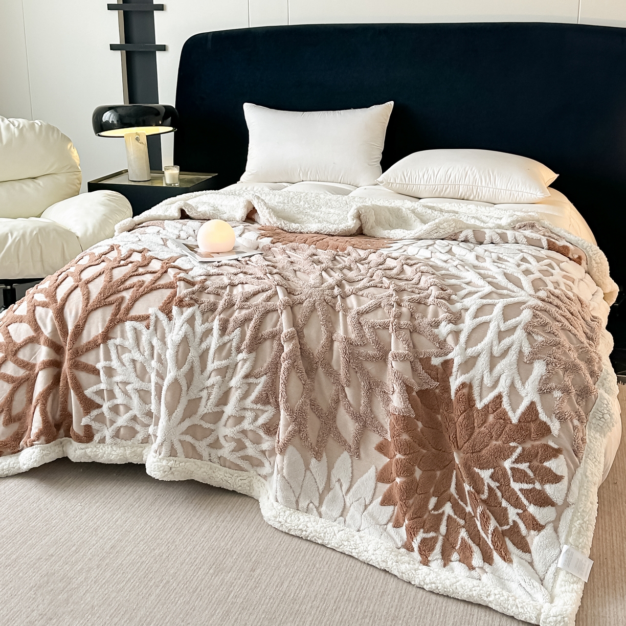 91家纺网 家纺一手货源 找家纺 丹本家纺 2025新款阳离子提花镂空色织多功能盖毯塔芙绒羊羔绒毛毯毯子 绽放-卡其