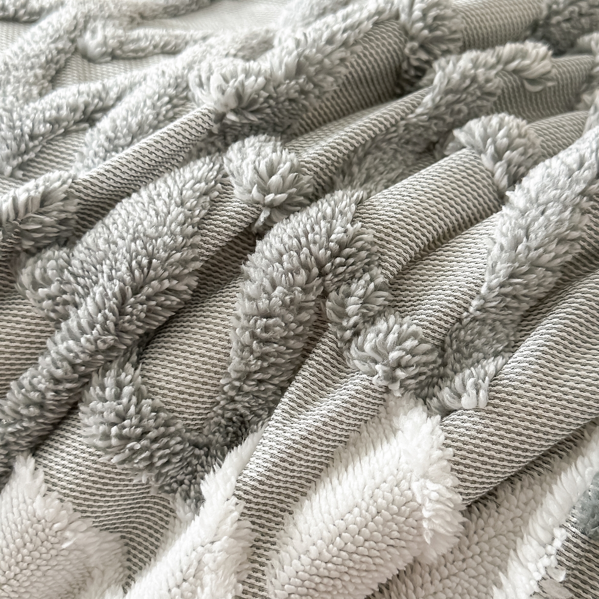 91家纺网 家纺一手货源 找家纺 丹本家纺 2025新款阳离子提花镂空色织多功能盖毯塔芙绒羊羔绒毛毯毯子 绽放-深灰