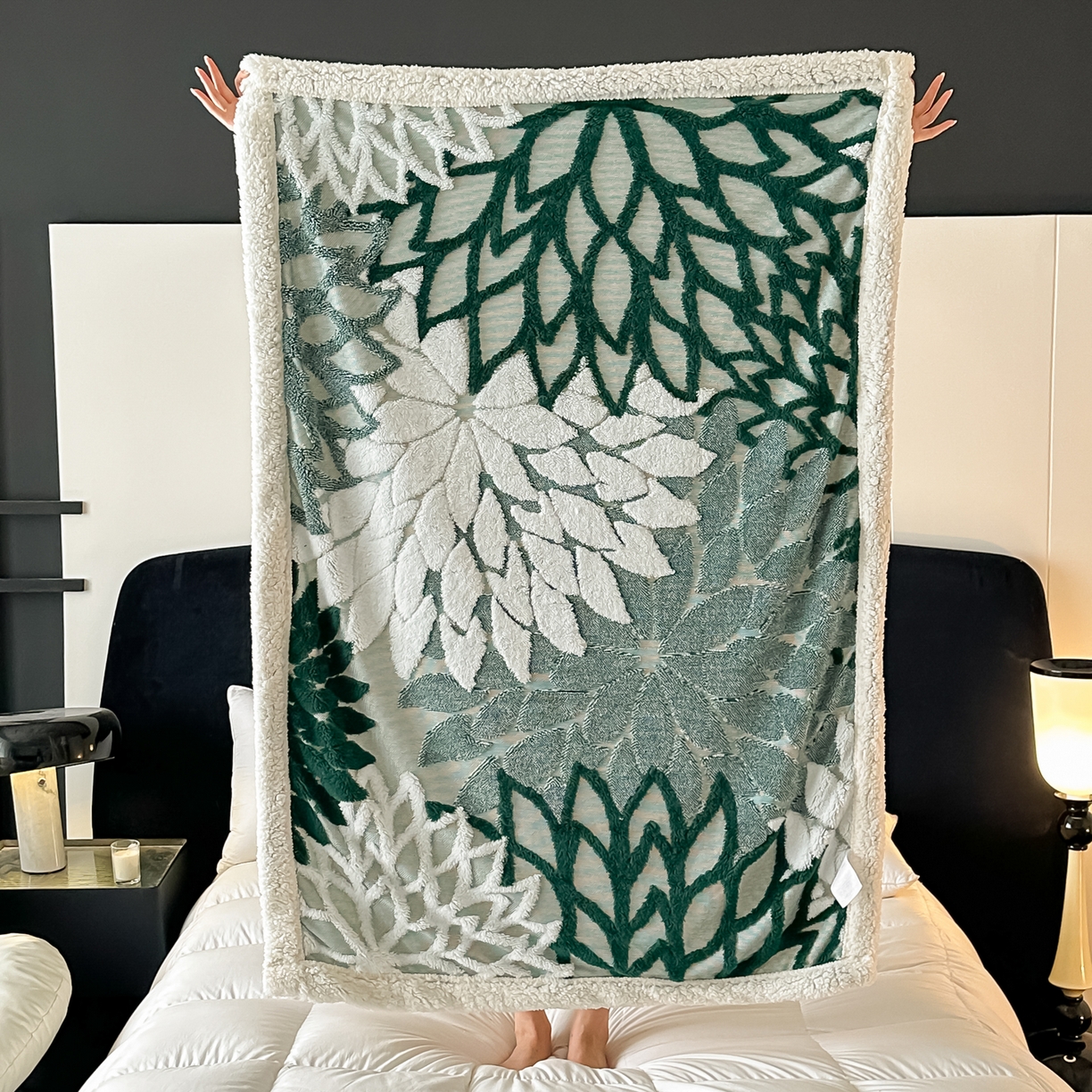 91家纺网 家纺一手货源 找家纺 丹本家纺 2025新款阳离子提花镂空色织多功能盖毯塔芙绒羊羔绒毛毯毯子 绽放-墨绿