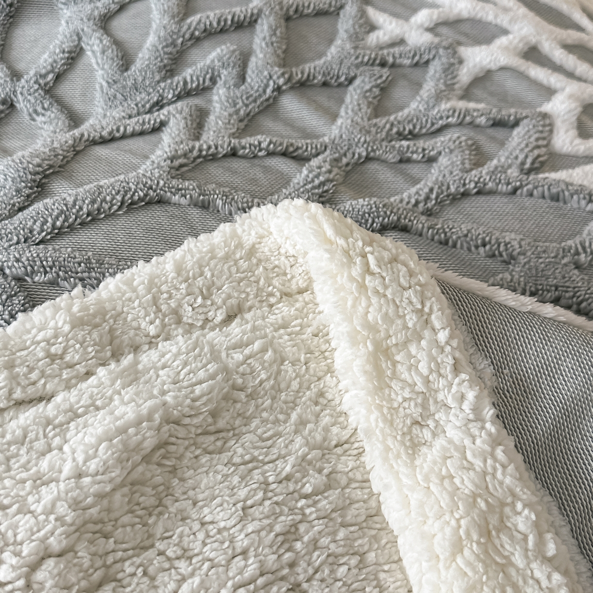 91家纺网 家纺一手货源 找家纺 丹本家纺 2025新款阳离子提花镂空色织多功能盖毯塔芙绒羊羔绒毛毯毯子 绽放-深灰