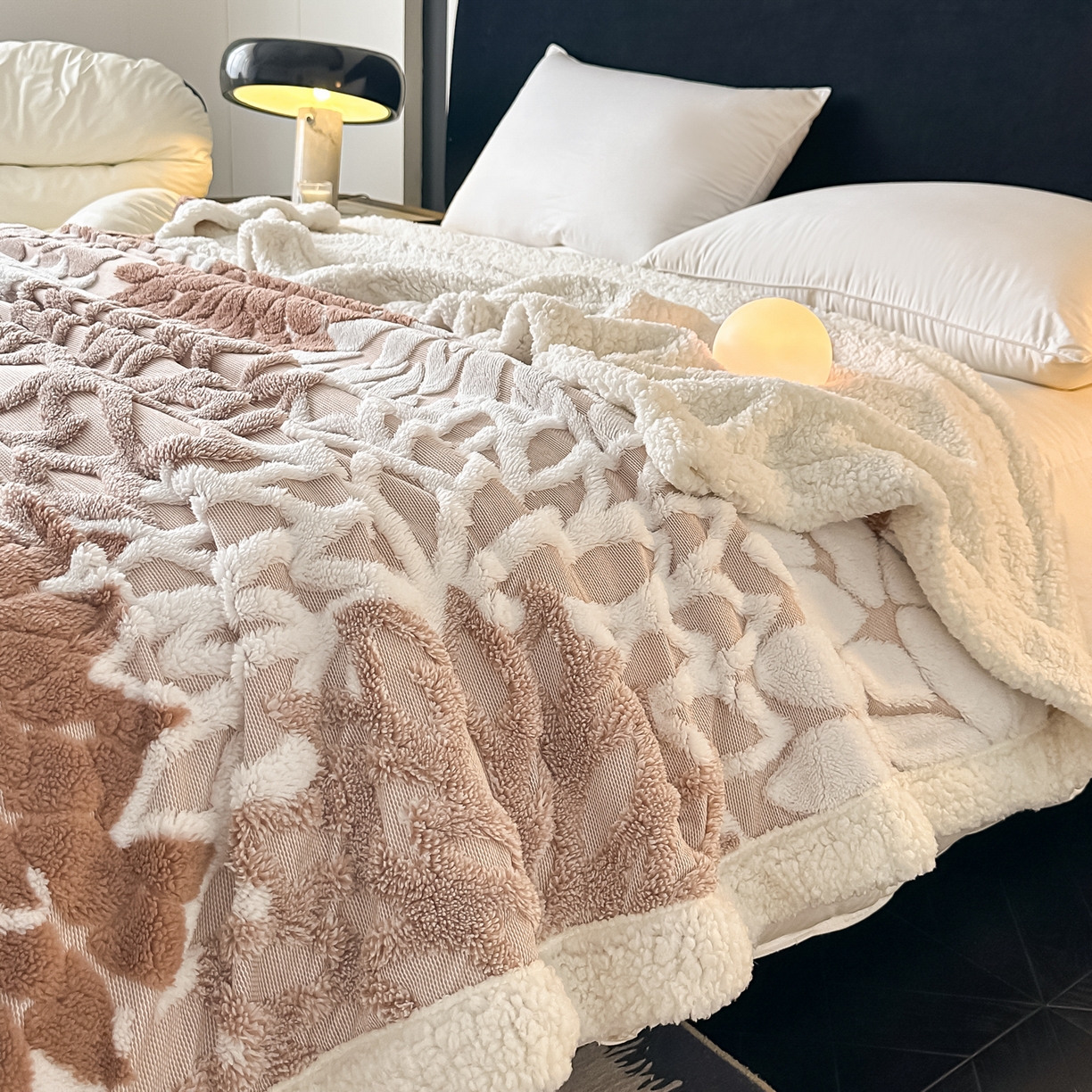 91家纺网 家纺一手货源 找家纺 丹本家纺 2025新款阳离子提花镂空色织多功能盖毯塔芙绒羊羔绒毛毯毯子 绽放-卡其