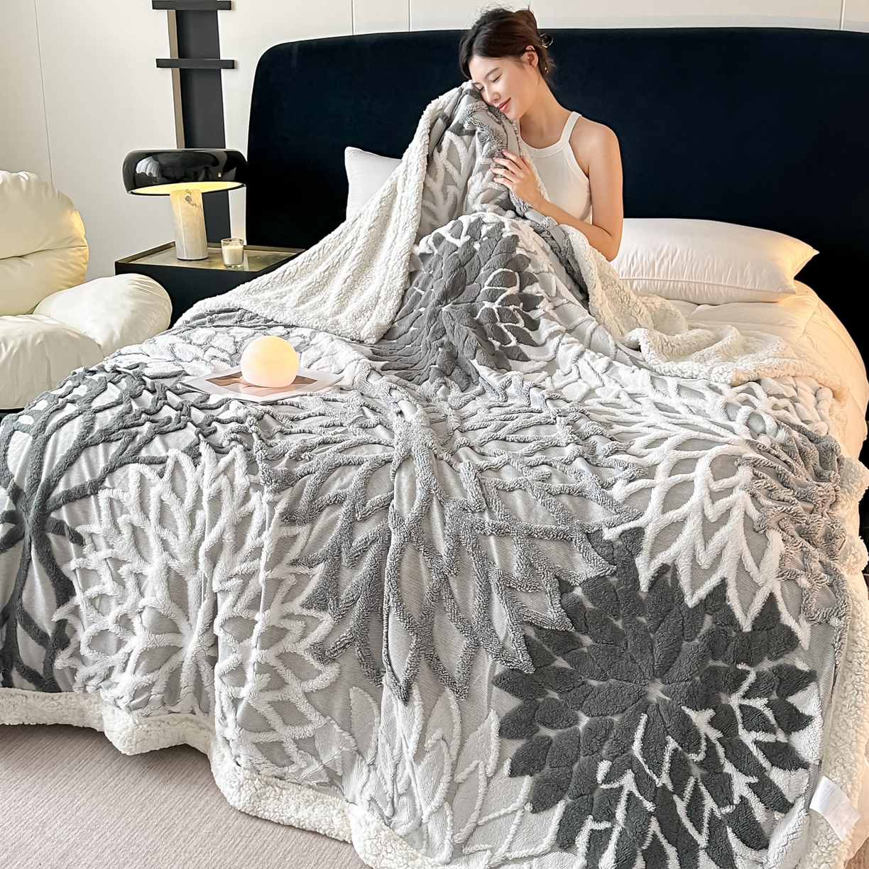 91家纺网 家纺一手货源 找家纺 丹本家纺 2025新款阳离子提花镂空色织多功能盖毯塔芙绒羊羔绒毛毯毯子 绽放-深灰