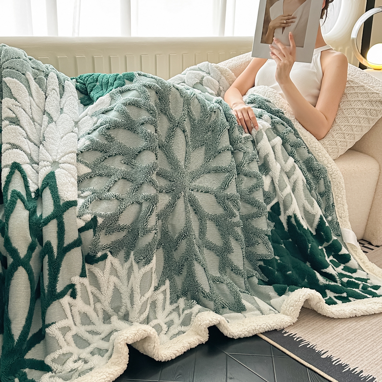 91家纺网 家纺一手货源 找家纺 丹本家纺 2025新款阳离子提花镂空色织多功能盖毯塔芙绒羊羔绒毛毯毯子 绽放-墨绿