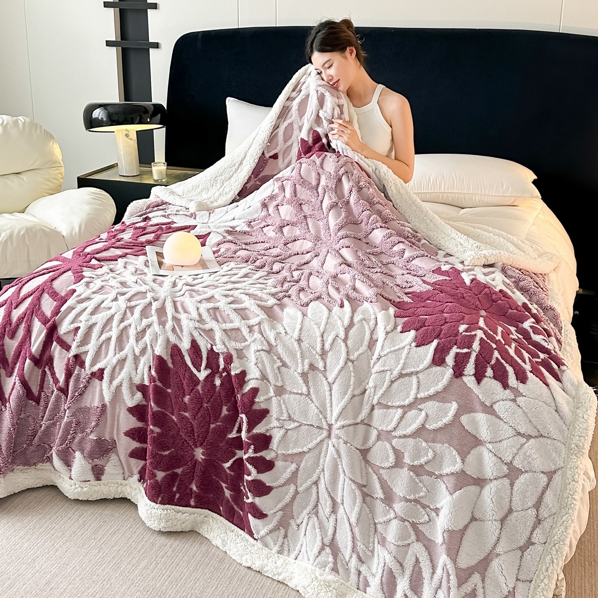 91家纺网 家纺一手货源 找家纺 丹本家纺 2025新款阳离子提花镂空色织多功能盖毯塔芙绒羊羔绒毛毯毯子 绽放-紫红