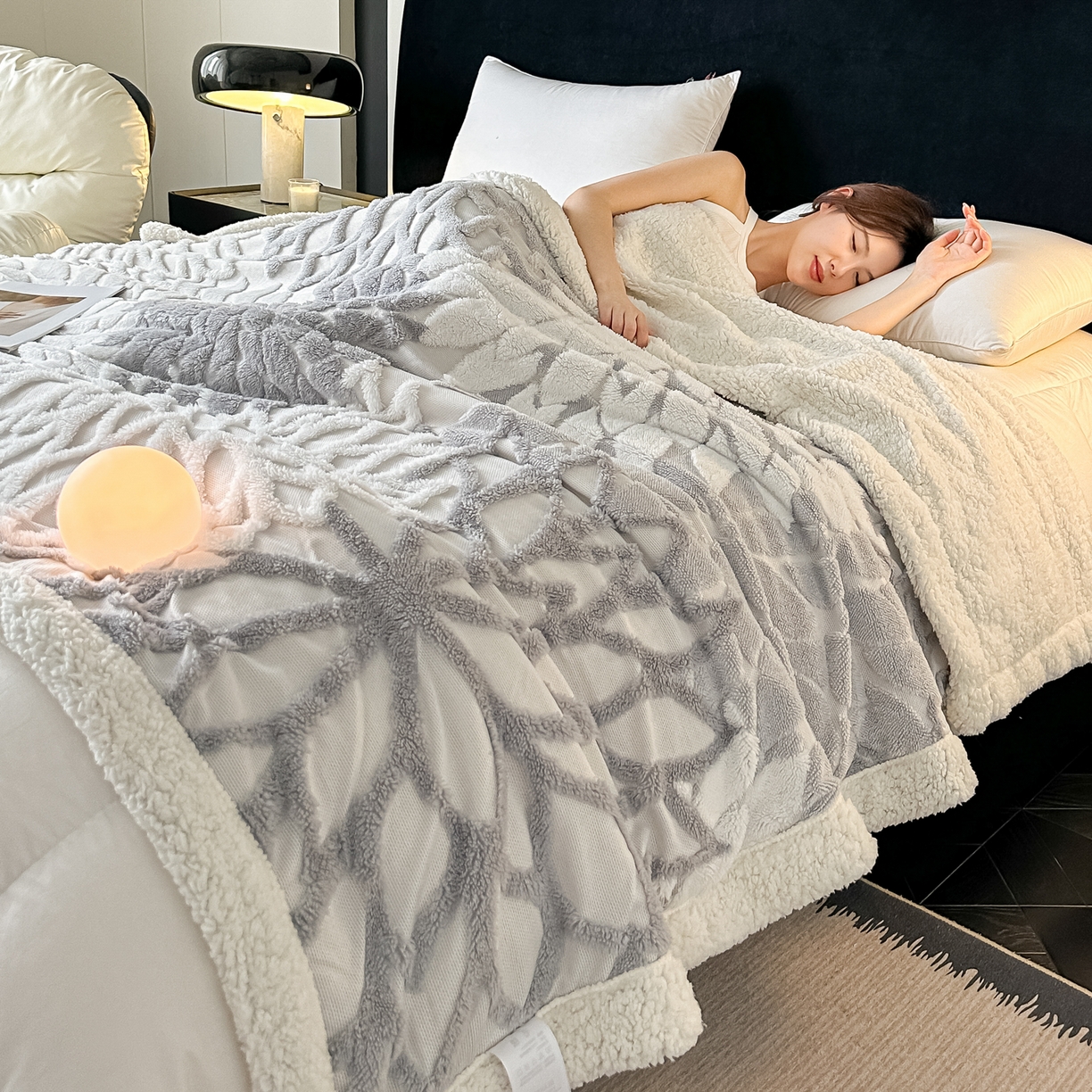 91家纺网 家纺一手货源 找家纺 丹本家纺 2025新款阳离子提花镂空色织多功能盖毯塔芙绒羊羔绒毛毯毯子 绽放-浅灰