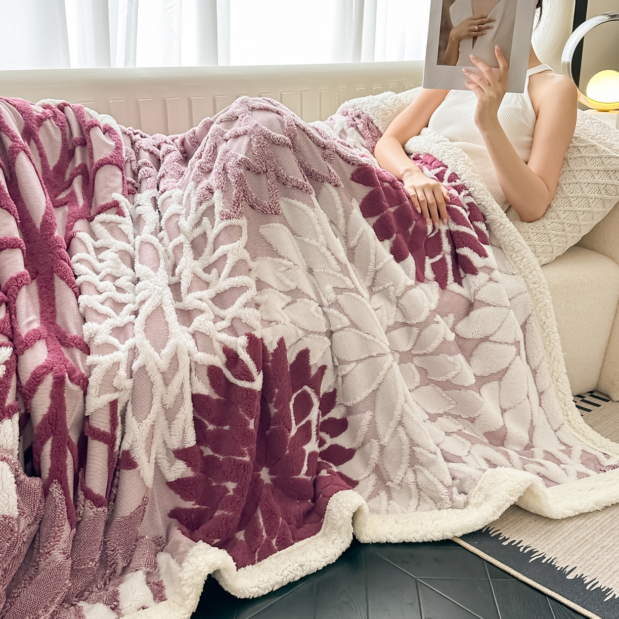 91家纺网 家纺一手货源 找家纺 丹本家纺 2025新款阳离子提花镂空色织多功能盖毯塔芙绒羊羔绒毛毯毯子 绽放-紫红