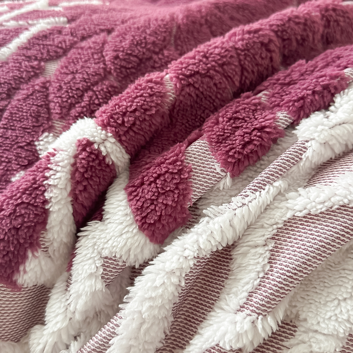 91家纺网 家纺一手货源 找家纺 丹本家纺 2025新款阳离子提花镂空色织多功能盖毯塔芙绒羊羔绒毛毯毯子 绽放-紫红
