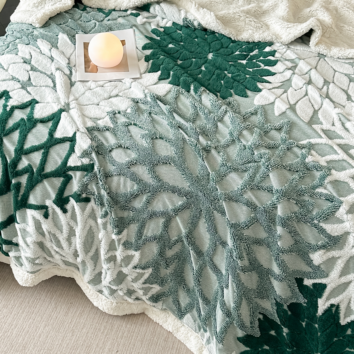 91家纺网 家纺一手货源 找家纺 丹本家纺 2025新款阳离子提花镂空色织多功能盖毯塔芙绒羊羔绒毛毯毯子 绽放-墨绿