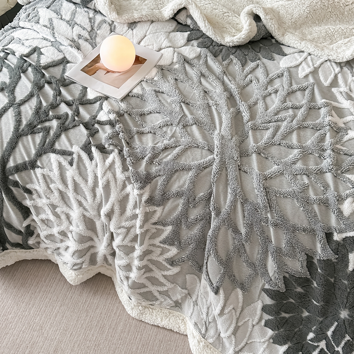 91家纺网 家纺一手货源 找家纺 丹本家纺 2025新款阳离子提花镂空色织多功能盖毯塔芙绒羊羔绒毛毯毯子 绽放-深灰