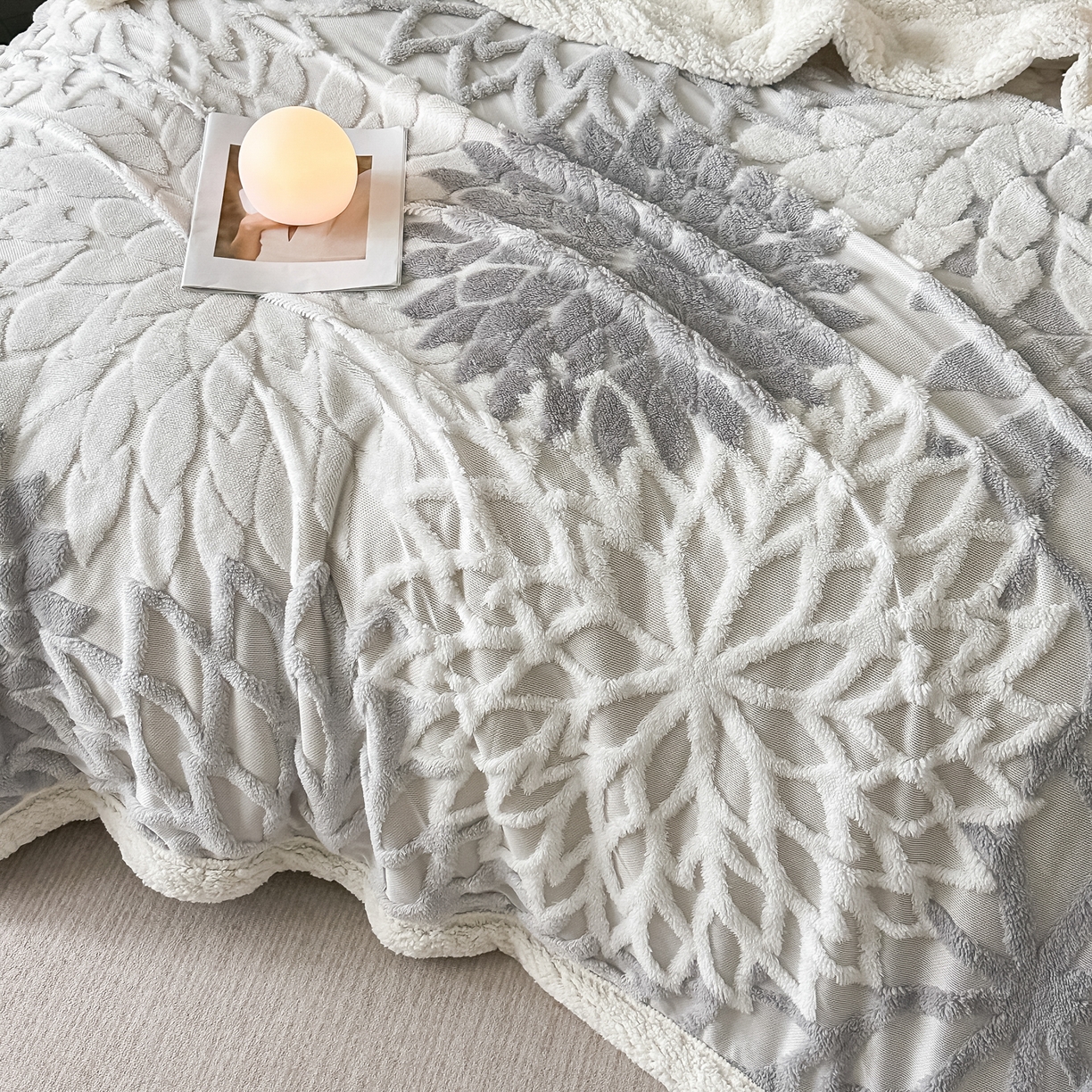 91家纺网 家纺一手货源 找家纺 丹本家纺 2025新款阳离子提花镂空色织多功能盖毯塔芙绒羊羔绒毛毯毯子 绽放-浅灰