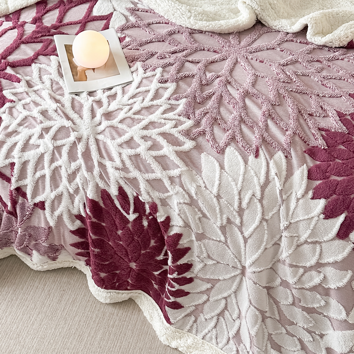 91家纺网 家纺一手货源 找家纺 丹本家纺 2025新款阳离子提花镂空色织多功能盖毯塔芙绒羊羔绒毛毯毯子 绽放-紫红