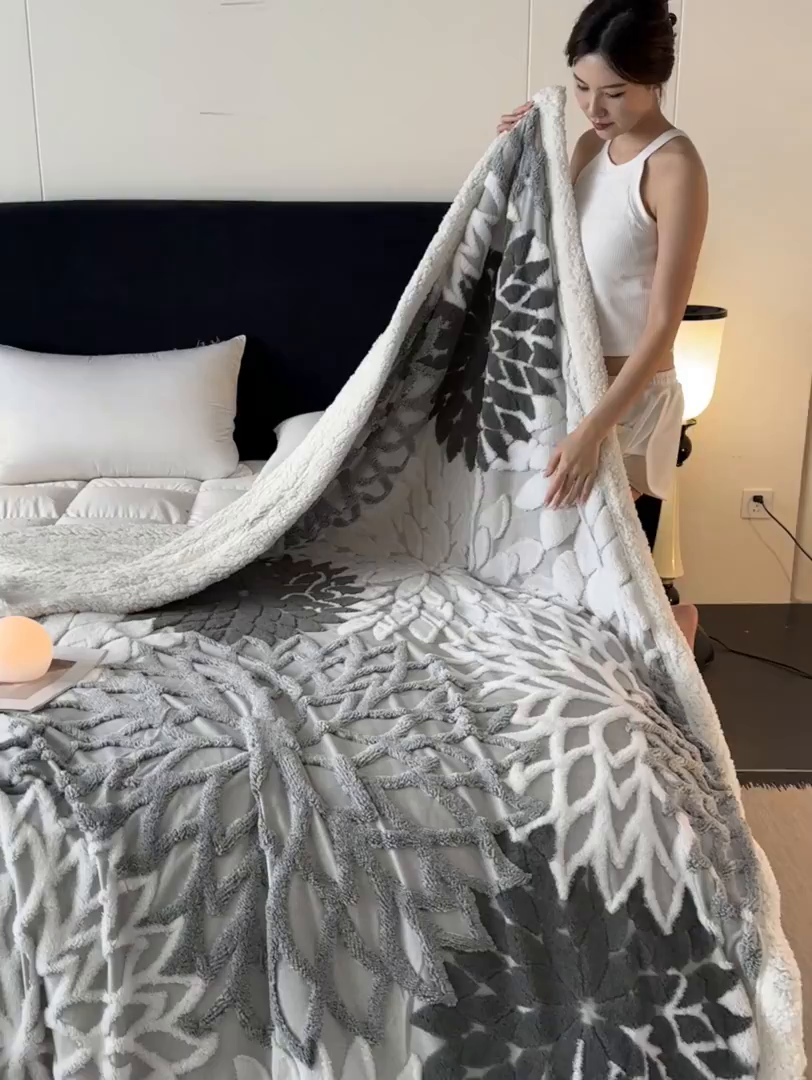 91家纺网 家纺一手货源 找家纺 丹本家纺 2025新款阳离子提花镂空色织多功能盖毯塔芙绒羊羔绒毛毯毯子 绽放-深灰