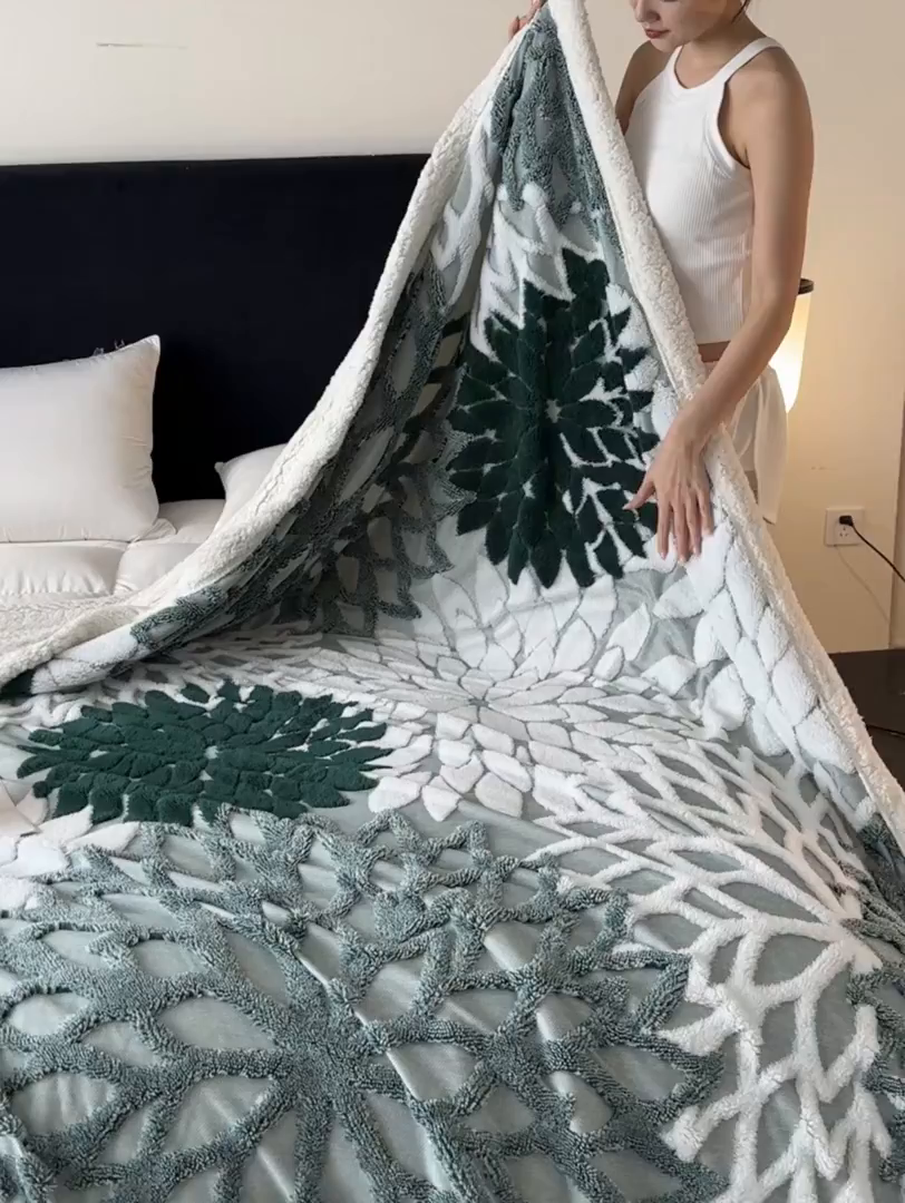 91家纺网 家纺一手货源 找家纺 丹本家纺 2025新款阳离子提花镂空色织多功能盖毯塔芙绒羊羔绒毛毯毯子 绽放-墨绿