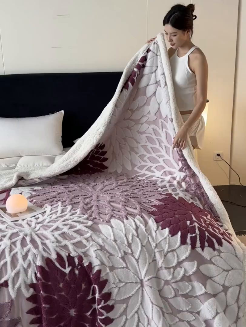 91家纺网 家纺一手货源 找家纺 丹本家纺 2025新款阳离子提花镂空色织多功能盖毯塔芙绒羊羔绒毛毯毯子 绽放-紫红