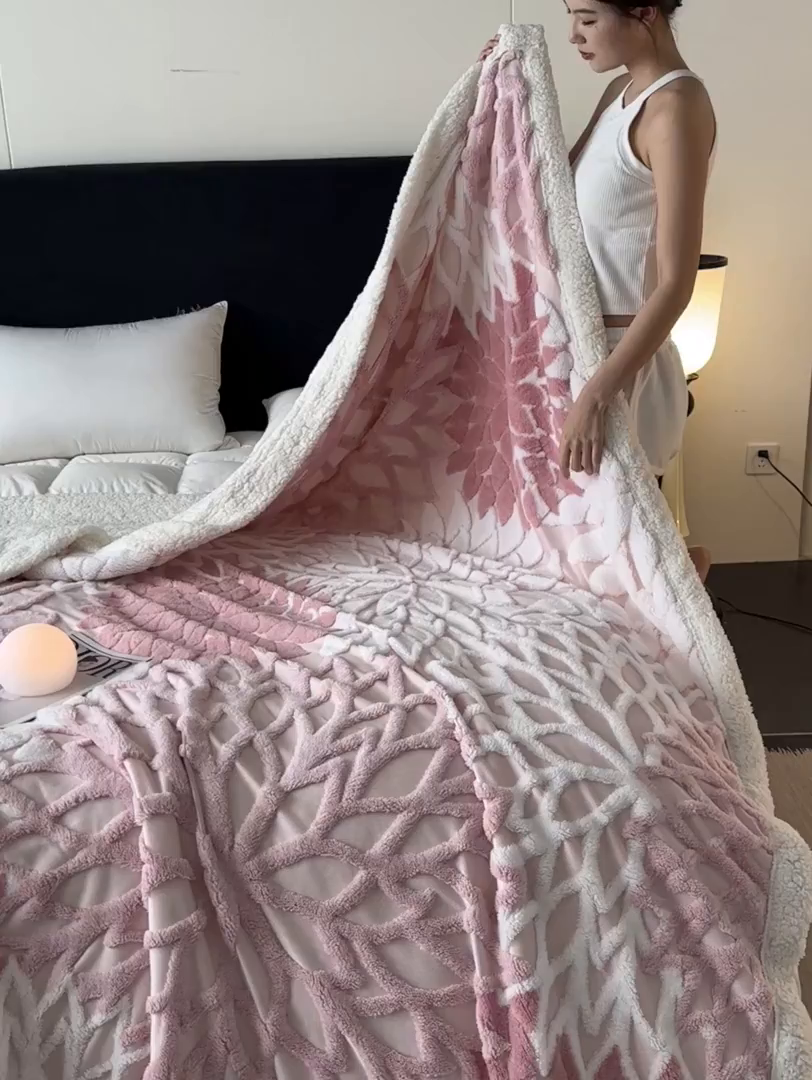 91家纺网 家纺一手货源 找家纺 丹本家纺 2025新款阳离子提花镂空色织多功能盖毯塔芙绒羊羔绒毛毯毯子 绽放-豆沙