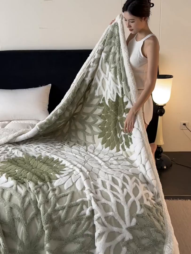 91家纺网 家纺一手货源 找家纺 丹本家纺 2025新款阳离子提花镂空色织多功能盖毯塔芙绒羊羔绒毛毯毯子 绽放-浅绿