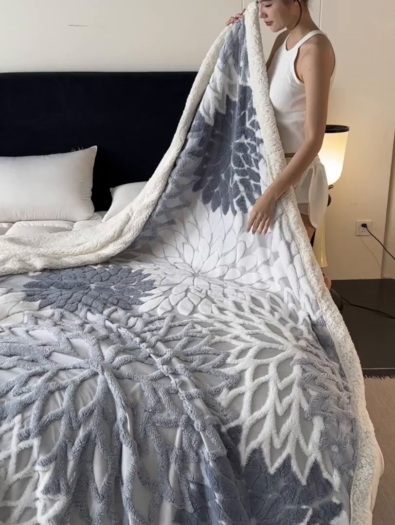 91家纺网 家纺一手货源 找家纺 丹本家纺 2025新款阳离子提花镂空色织多功能盖毯塔芙绒羊羔绒毛毯毯子 绽放-雾蓝